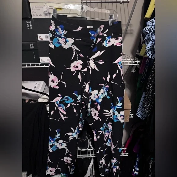 Lane Bryant Allie sexy stretch floral ankle pants
Size: 22W - Regular Inseam - Picture 6 of 8